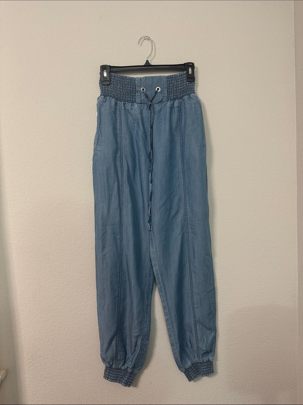 Bebe Chambray Jogger Pants Size M Lightweight Denim Look Elastic Waist